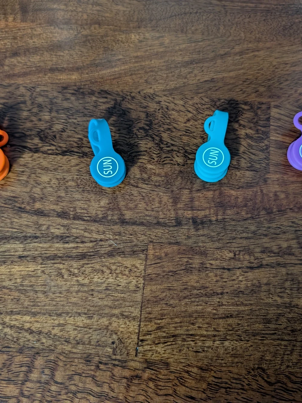 SUNFICON 4 Pack Magnetic Silicone Cable Organizers Cord Clips Ties NWOT